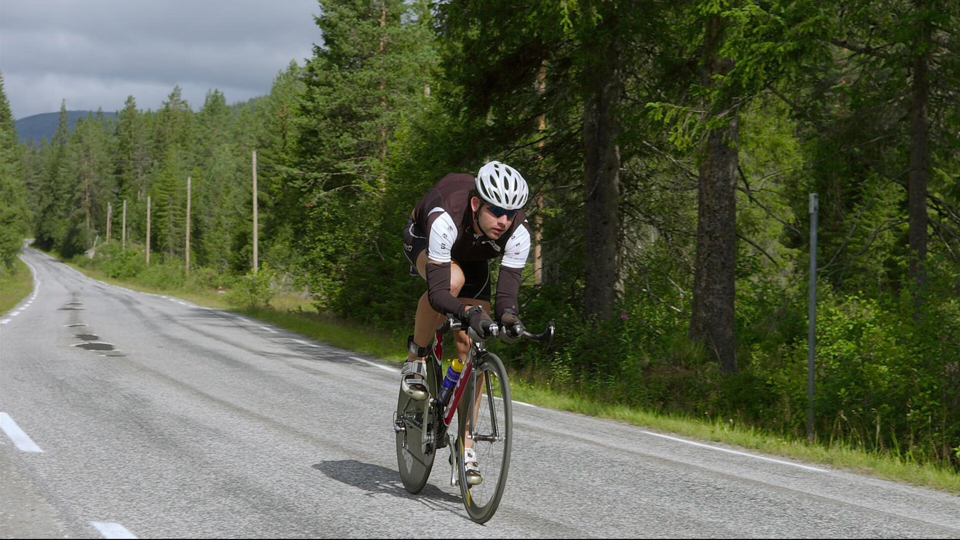 一脚绝杀，球迷疯狂庆祝，一脚把足球踢爆的电视剧